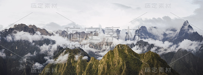 印加小道上多云的山谷