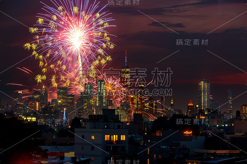 曼哈顿上空燃放烟花庆祝独立日