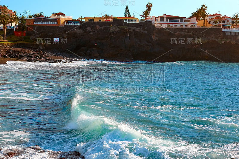 日落时海浪拍打着海岛的海岸。海滨度假胜地。旅游、旅游、度假。