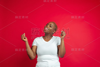 红色背景上的非裔美国女性肖像