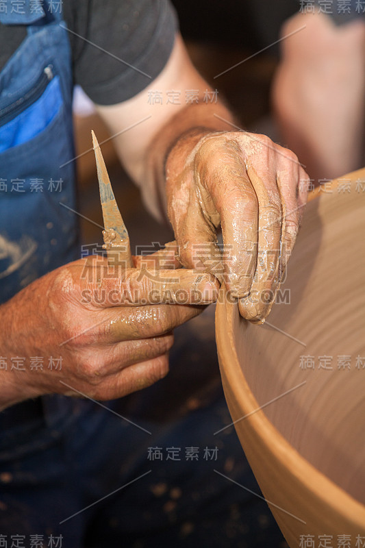 波特在陶瓷工作室里用粘土工作