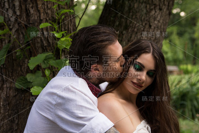 夫妇在爱。一个男孩在森林里拥抱了一个女孩。