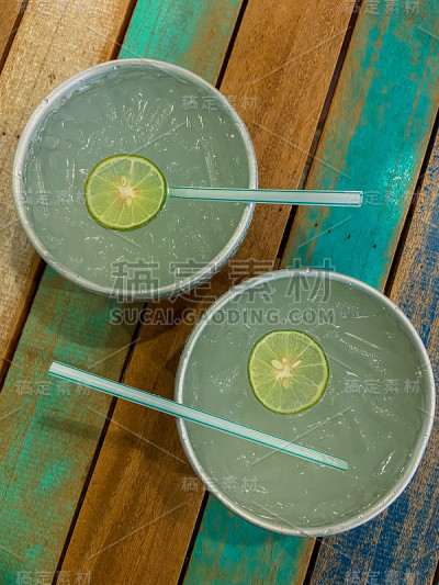 寒冷的柠檬水