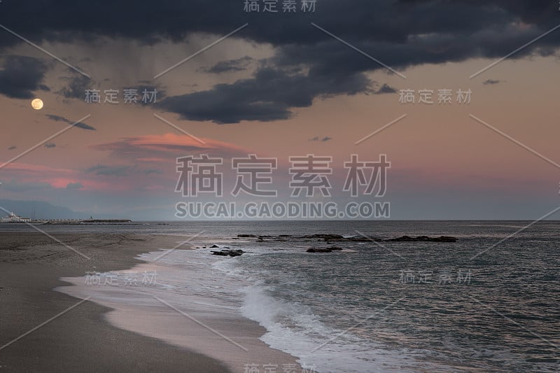 西班牙海滩上的日落