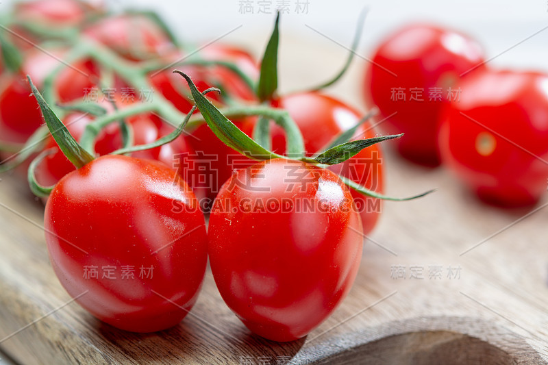 一种新鲜、成熟的红樱桃、夏枯草番茄