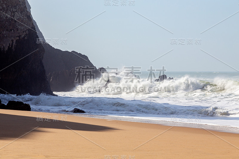 海岸，移动海浪与泡沫。风能。青绿色的水。