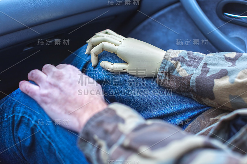 带着假肢的退伍军人开车