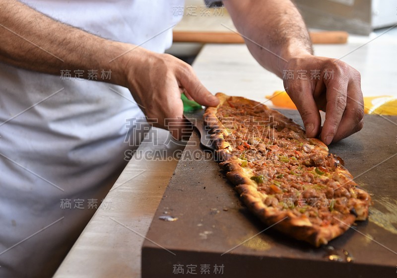 一种土耳其面饼正在上桌