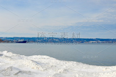 冬季，特拉弗斯城的大特拉弗斯湾海岸线