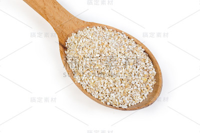 白底木勺里的粗大麦