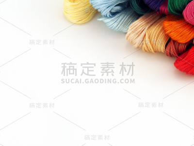 针线，刺绣，缝纫背景。Mouline线程隔离在白色背景上。空间的文本