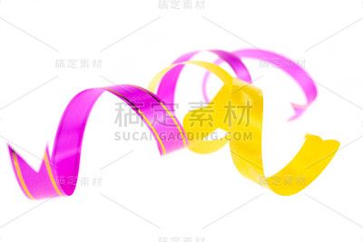 粉红色或黄色丝带带蝴蝶结孤立在白色背景上。