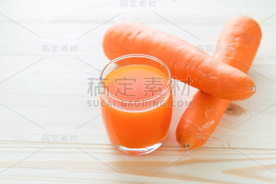 胡萝卜汁和新鲜胡萝卜
