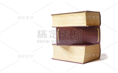 黄页在白色背景上孤立的旧书