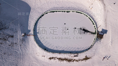 用于滑雪坡道的人工集水库
