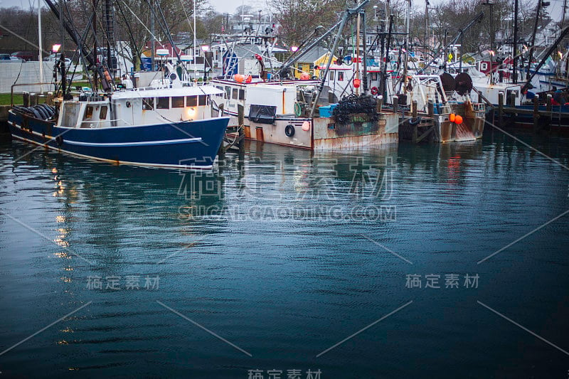 清晨，小船停泊在码头