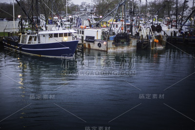 清晨，小船停泊在码头