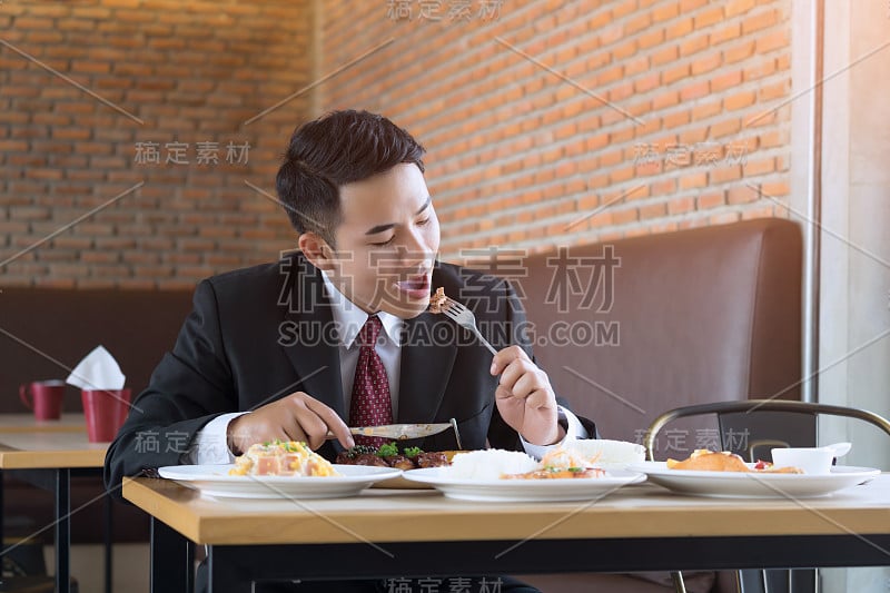 在餐馆吃饭的商人。