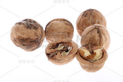 完整和开裂的核桃孤立在白色背景上
