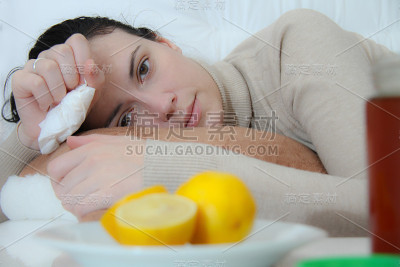 躺在床上的年轻妇女