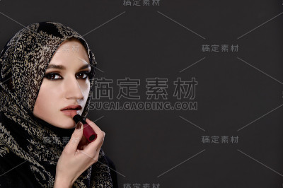 穆斯林妇女的肖像画她的嘴唇用口红