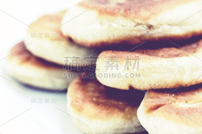 白色的桌子背景上放着土豆和豆子的油炸蛋糕