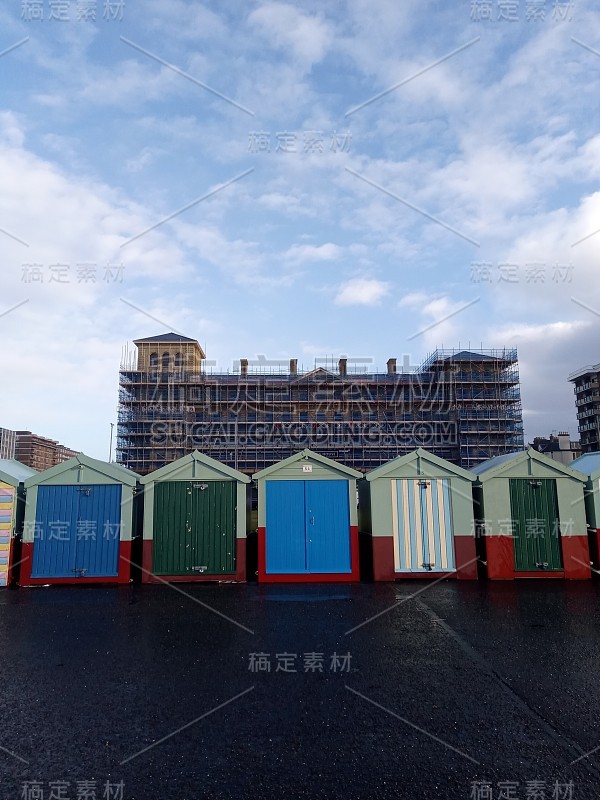 布莱顿海滨海滩小屋风暴后与散步英国