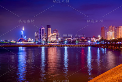 青岛美丽海岸线和城市建筑景观天际线