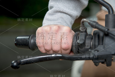 把手放在车把上的特写