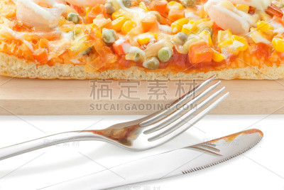 自制美味新鲜的披萨，放在木盘上。