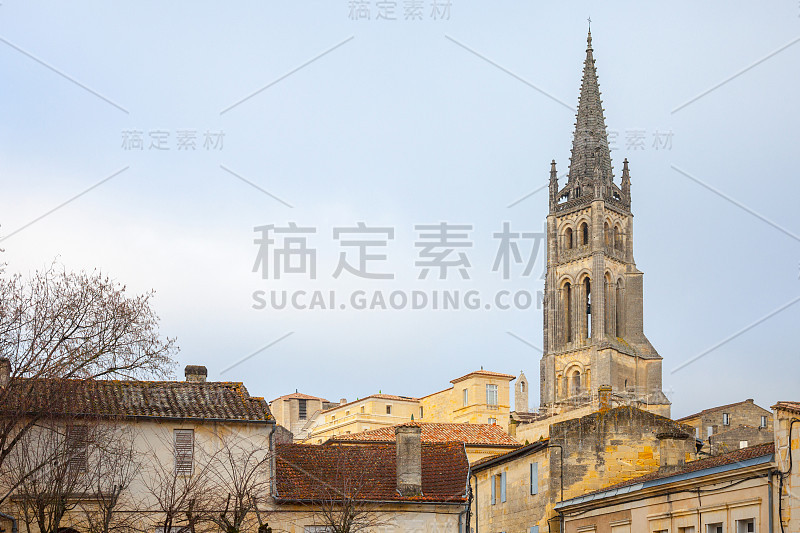 圣爱美浓学院教堂(Eglise Collegiale)，法国，在一个阳光明媚的下午，被村庄的中世纪部