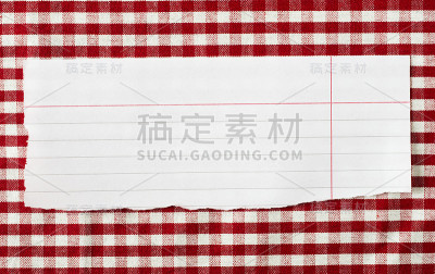 红桌布上的纸