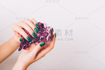时髦时髦的紫色女性美甲