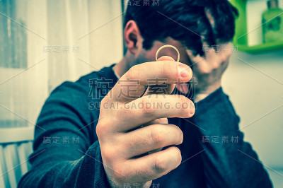 男人抱着结婚戒指-离婚的观念