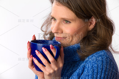 拿着茶杯的白人女人
