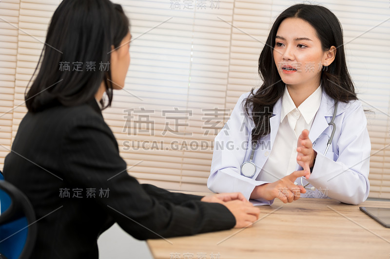 一名亚洲女医生在诊疗室被诊断出与一名女性有关系。