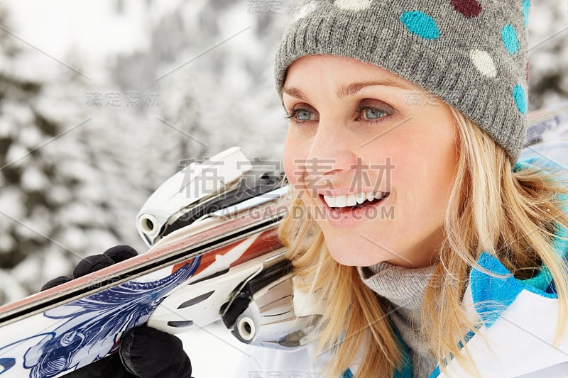 中年妇女在山上滑雪度假