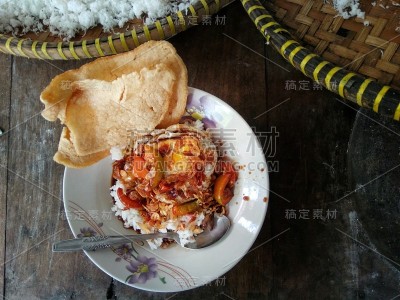 鸭眼煎蛋卷配酱油辣椒