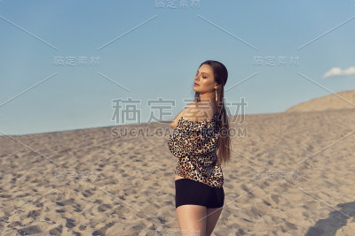 夏天在沙丘上拍照