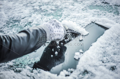 清理车窗上的雪。清除挡风玻璃上的积雪