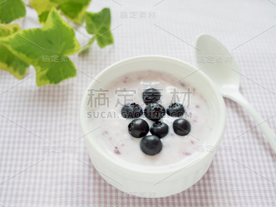一碗新鲜蓝莓酸奶