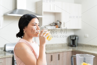 有吸引力的年轻活跃的女人生活健康的生活