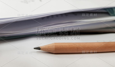 经典的棕色铅笔在纸上文件背景。
