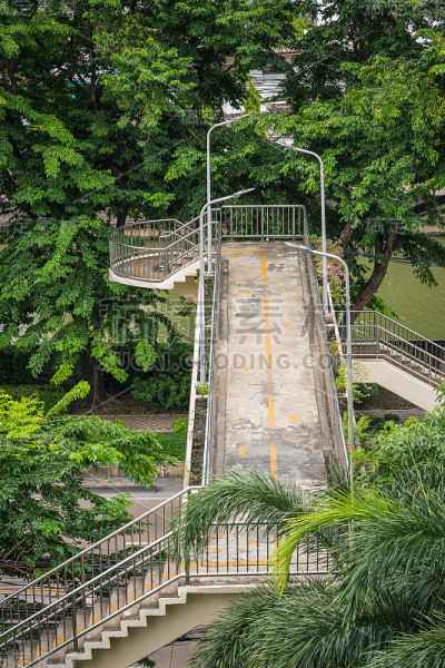 立交桥上方是当地道路，周围绿树环绕