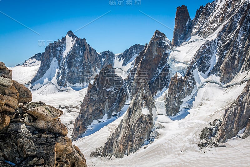 从夏蒙尼的Aiguille du Midi俯瞰阿尔卑斯山。