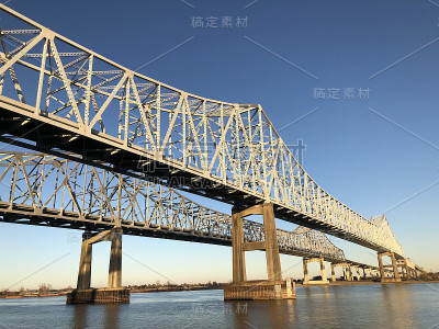 密西西比河大桥在新奥尔良，路易斯安那州-连接东岸和西岸的城市