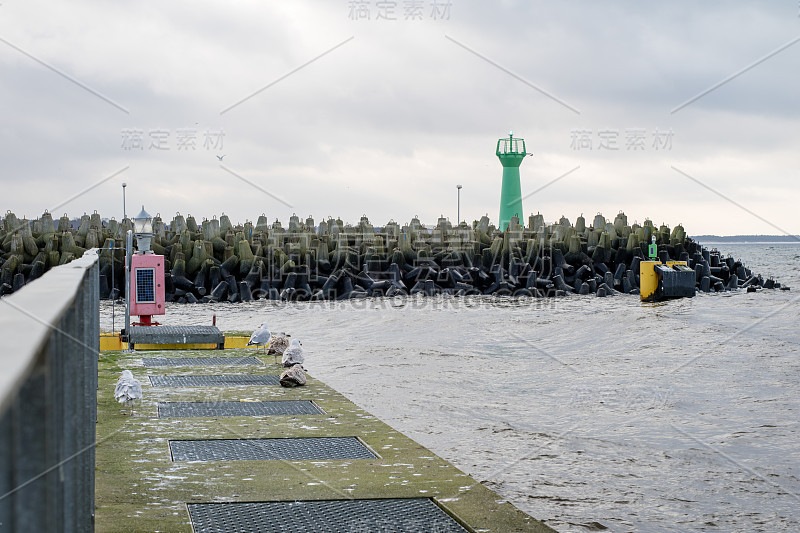 在Koobrzeg海港。防波堤，从岸上看到的灯笼。冬天的季节。