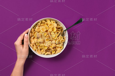 食物，健康的饮食，人和饮食概念-近距离女子吃麦片早餐在紫色的背景