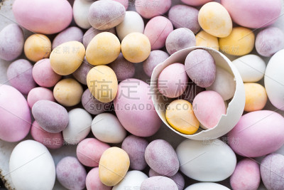 这是用巧克力蛋做成的复活节食品
