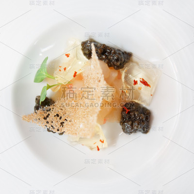 配黑鱼子酱的美食小菜